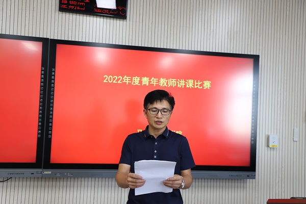vic008维多利亚副书记兼副院长王家武介绍评委和参赛教师.JPG
